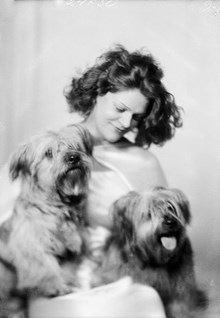 Porträtt av Gull-Maj Norin, skådespelerska, med två hundar