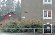 Det gamla torpet Kärrtorp och smalhus från 1950-talet på Söderarmsvägen i Kärrtorp