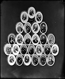Grupporträtt bestående av 26 st. medaljongbilder av olika herrar
