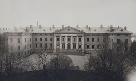 Garnisonssjukhusets huvudbyggnad (Landstingshuset), bilden tagen från Hantverksgatan 1928.