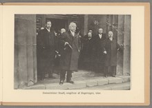 Bondetåget 1914. Statsminister Karl Staaff talar på Kanslihusets trappa omgiven av regeringen.