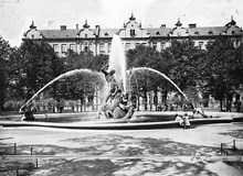 Skulpturen Tors fiske, av A.H. Wissler. Adolf Fredriks torg sett mot kv. Rosendal Mindre