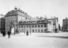 Bergenstralska huset, Munkbron 1 och Gustav Vasas staty på Riddarhustorget. Lilla Nygatan till höger