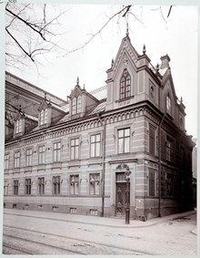 Fasadbild av byggnaden i hörnet Kungsträdgårdsgatan och Wahrendorffsgatan, kv Näckström 3 (nuv. kv Katthavet 1)