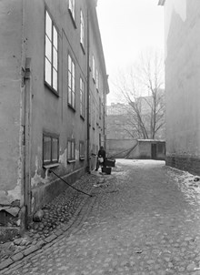 En man hämtar vatten på Lilla Gråbergsgatan. En nu igenlagd gata som gick genom kv. Berget