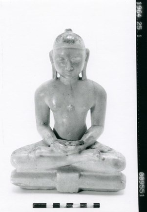 Fotografi av en liten Buddha-statyett skuren i vit marmor