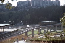 Tunneltåg på viadukt vid Fittja