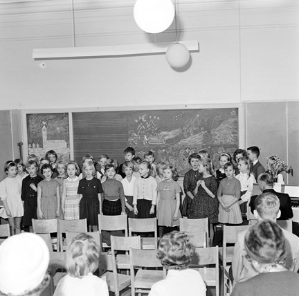 Småskoleklass som sjunger vid avslutningen i Mariaskolan inför jullovet.