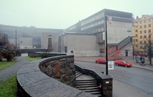 Uggelviksgatan och Arkitekturhögskolan med trapporna upp till Engelbrektskyrkan