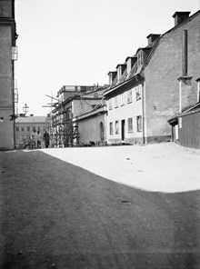 Stora Fiskaregränd 5, 3 och 1 västerut mot Mosebacke Torg. Navigationsskolan (före 1907) med byggnadsställning. Nuv. Fiskargatan 3 och 1, kv. Mosebacke