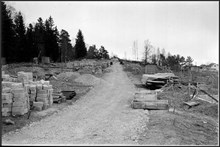 Peringskiöldsvägen från kvarteret Runstaven 4 mot sydost i Ängby småstugeområde som är under byggnad