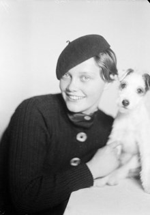 Porträtt av kvinna, Lagerkrantz, tillsammans med en hund