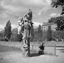 Tre flickor klättrar  i  lekparken vid Sveavägen, mellan Handelshögskolan och Stadsbiblioteket.
