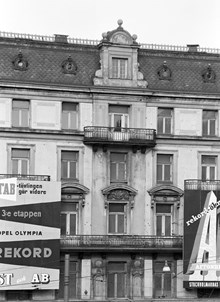 Hotell Anglais med reklam på fasaden mot Stureplan