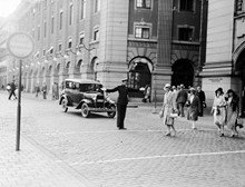 Trafikpolis på Gustav Adolfs Torg. Till höger i bild börjar Regeringsgatan.