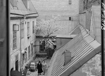 Två kvinnor på gårdssidan av Klarabergsgatan 29. Klara Östra Kyrkogata 16 t.h