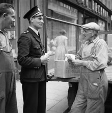Konstapel B. Klamm samtalar med en kusk som blivit bestulen. Från och med den 1 juli 1948 fick de patrullerande poliserna en ny instruktion, med rätt att samtala med allmänheten på gatan