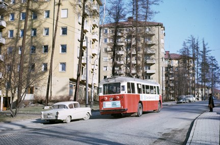 I vårsolen år 1964 rullade trådbuss, typ F3, fram på Sandhamnsgatan på linje 32.