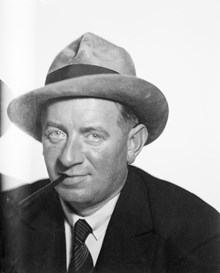 Porträtt av man i hatt och med pipa i munnen, Holmström