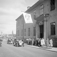 Götgatan 1, ingång till Stadsmuseet. SSM har fått en ny flagga