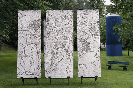 Siri Derkerts konstverk, tre stående högsmala paneler.