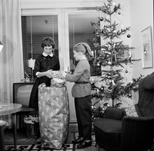 Barn med julklappssäck. Oppundavägen 6. Ingvor Lindgren och Mats Lindgren