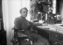 Läkaren Ada Nilsson vid sitt skrivbord, cirka 1908