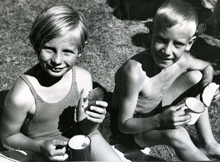 Flatenbadet: En paus med bullar och mjölk i juli 1937