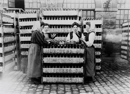 Bryggeriarbeterskor granskar flaskor i Münchenbryggeriet.
