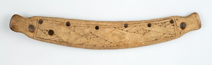 Bågformad ornerad väskbygel i horn med nötta timglasformade hål för remmar.