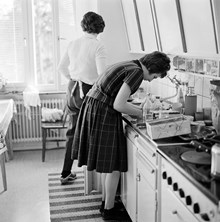 Maud Lindgren arbetar i köket med sin dotter Ingvor Lindgren. Oppundavägen 6