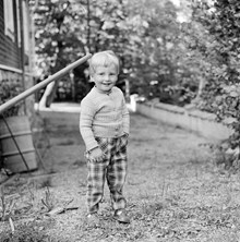 Liten pojke på gräsmatta. (Bo Setterlinds son). Ekegården, Strängnäs