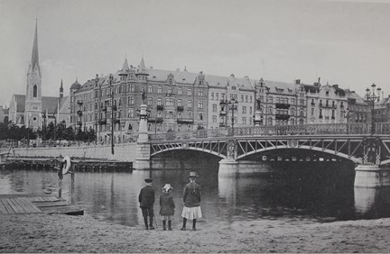 Svartvitt foto på Djurgårdsbron