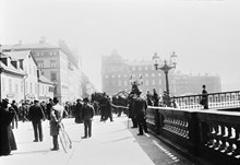 Folksamling vid Riddarhustorget i samband med den politiska storstrejken år 1902. Poliser vid Riddarholmsbron som stängts av under strejken.