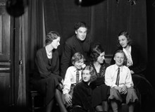 Porträtt av journalisten Célie Brunius omgiven av sina sex barn Kerstin, Göran, Anja, Teddy, Célie och Ulla.