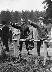 Olympiska spelen i Stockholm 1912. Löjtnanterna Wilhelm och Eric Carlberg skjuter pistol.
