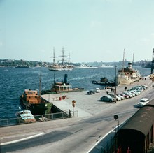 Franska Bukten/ Stadsgårdshamnen med bogserbåtarna Vattengrogg och Starkgrogg. På Strömmen italienska segelfartyget Amerigo Vespucci