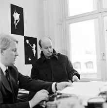Författaren Bo Setterlind och ev. konstnären Torsten Renqvist vid skrivbord på Bonniers, Sveavägen 56