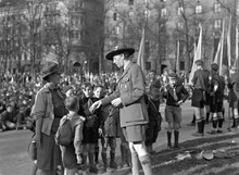 Kungsträdgården. Arvprins Gustaf Adolf i samtal med scouter under scoutmöte