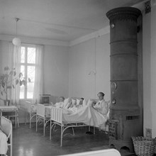 Svea Artilleriregemente. Interiör från sjukrummet på andra våningen, med sängliggande patienter
