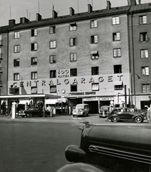 AB Stockholms Centralgarage. Exteriör av centralgaraget med bensinstationer.