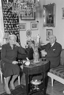 Elias Martins sista efterlevande ättling, f.d. kamrer Gösta Ekmarck och hans maka Anna-Maria i deras hem intill Skanstull