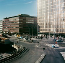 EPA-huset och femte Hötorgshuset sedda från Stockholmsterrassen. T.v. fontänen vid Sergels Torg under uppbyggnad