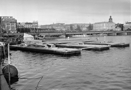 Vy från Tegelbacken mot järnvägsbron och Gamla Stan 1953.