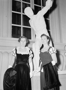 Ingrid Lind och Ebba Söderlund i hovdräkt på Kungliga slottet.