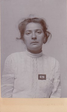 Polisfotografi av Klara Emilia Andersson, 18 år, arresterad för stöld