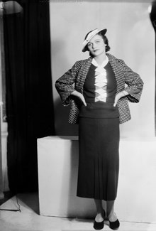 Porträtt av okänd modell, som visar kläder sydda vid Augusta Lundins modehus