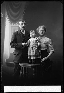 Grupporträtt av familjen Palm med Olof Palm, hustru och ett barn.