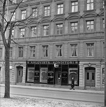 Gatufasad till huset Karlavägen 42. Ahlqvists Konditori är inrymt i huset