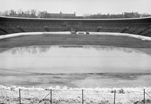 Stadion isbana under vatten p.g.a. milt väder